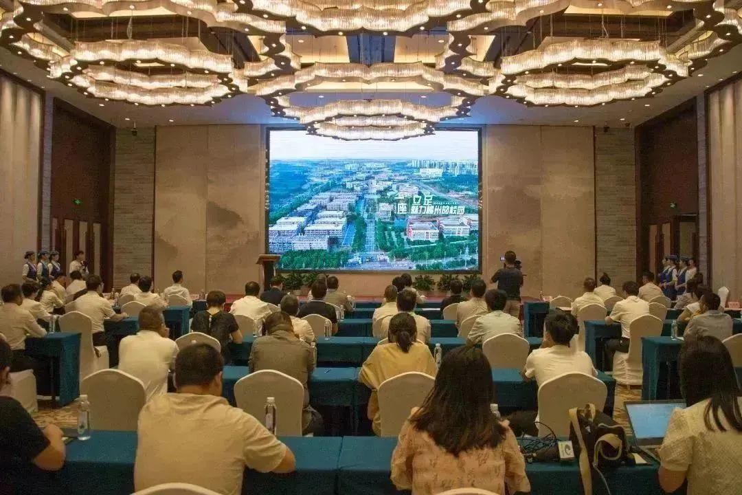 2.会议现场观看校企视频.jpg