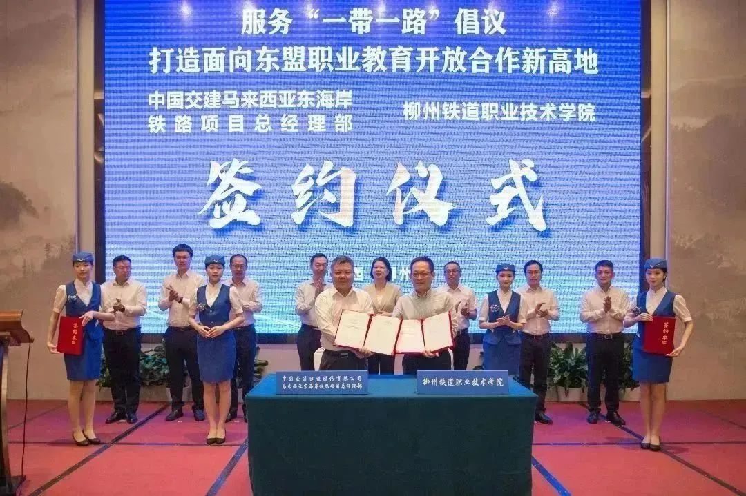 7.校企代表签署合作协议.jpg