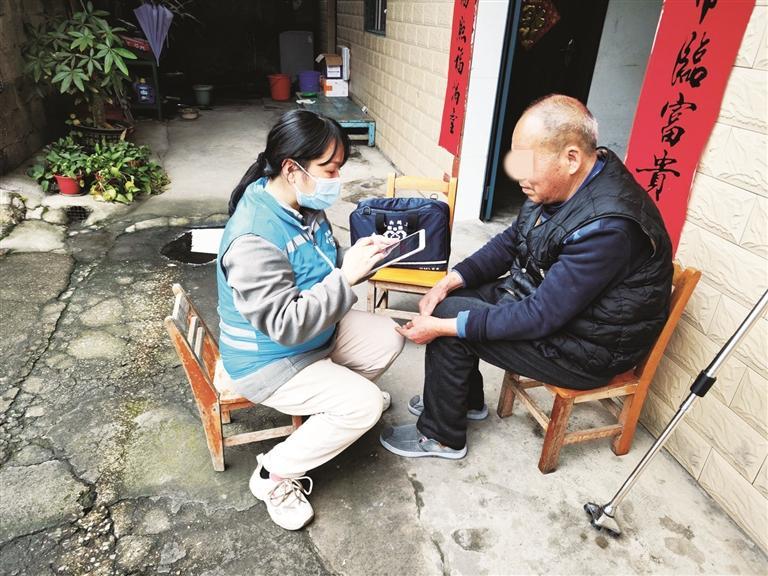 【媒体关注】“村医平板”、集采药品在我市村卫生室实现全覆盖，村民足不出户也能完成医保报销