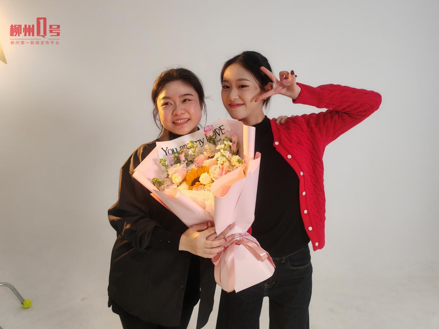 正月初六,刘悦健敏(右)与舞蹈老师冯玲(左)合影。