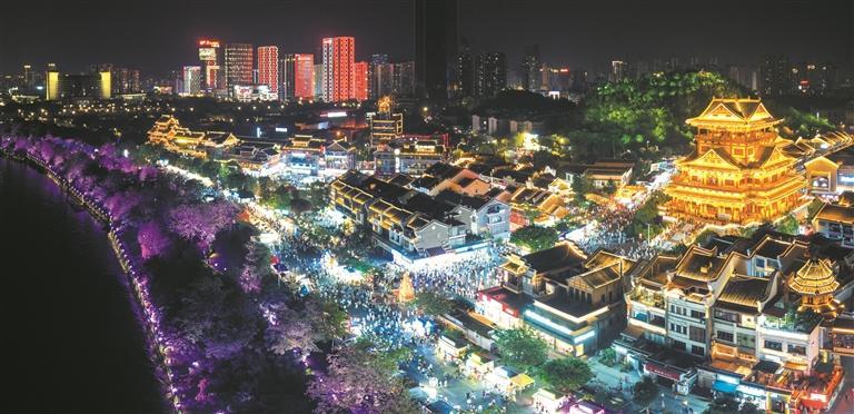 夜色璀璨 游人如织