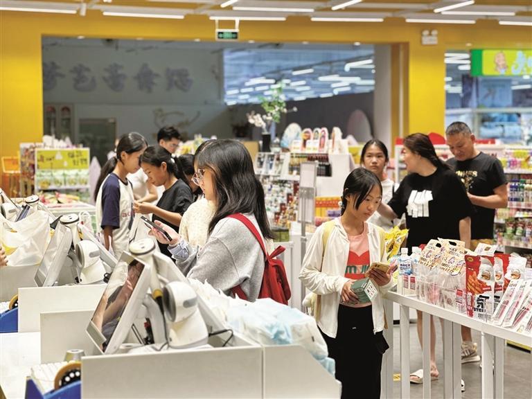 商圈活力足 市井烟火旺——关注国庆中秋假期柳州消费市场情况