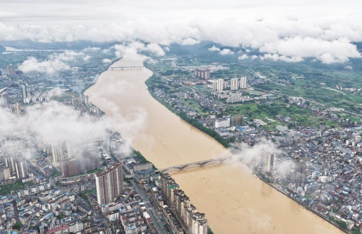 柳江经市区河段或现81米左右洪峰 部分沿江道路被洪水漫过 我市部分河流出现超警戒水位洪水