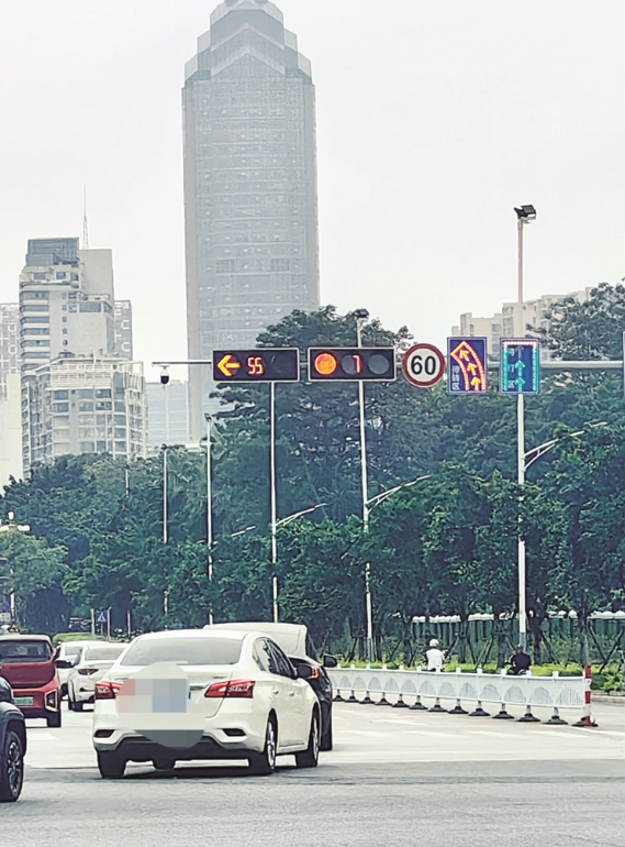 柳州首个综合双待转区启用 位于桂柳路与学院路交会处 可有效提升车辆通行效率