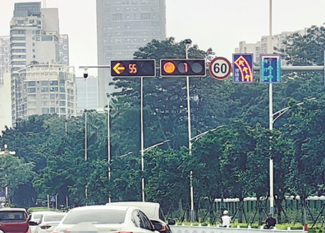 柳州首个综合双待转区启用 位于桂柳路与学院路交会处 可有效提升车辆通行效率